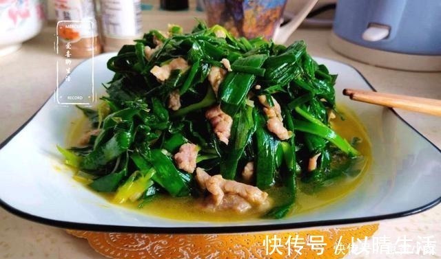 这样做的蒜苗炒肉丝，蒜苗鲜嫩翠绿，肉丝嫩滑美味，因多加这两步