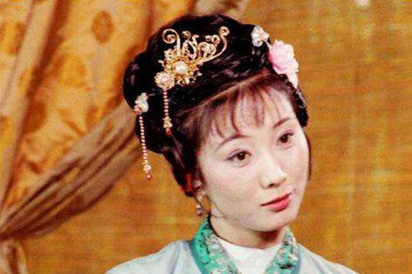 红楼梦$红楼梦:贾母身边的首席丫鬟鸳鸯,到底喜不喜欢贾琏?