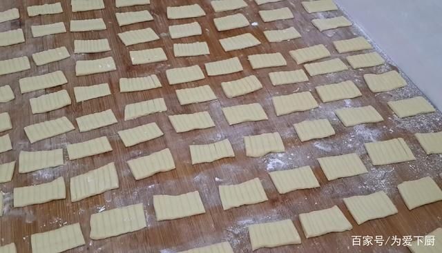 油条不要直接油炸了，锅里一炒，做出特色小零食，出锅孩子都爱吃