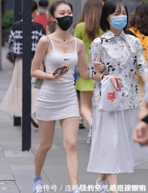 深色 美女自信穿“白色吊带短裙”,轻松秀出“A字腰”,回头率太高