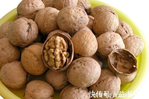 核桃皮|核桃中的分心木竟然是宝，用来泡水喝有4个功效，男人女人都需要
