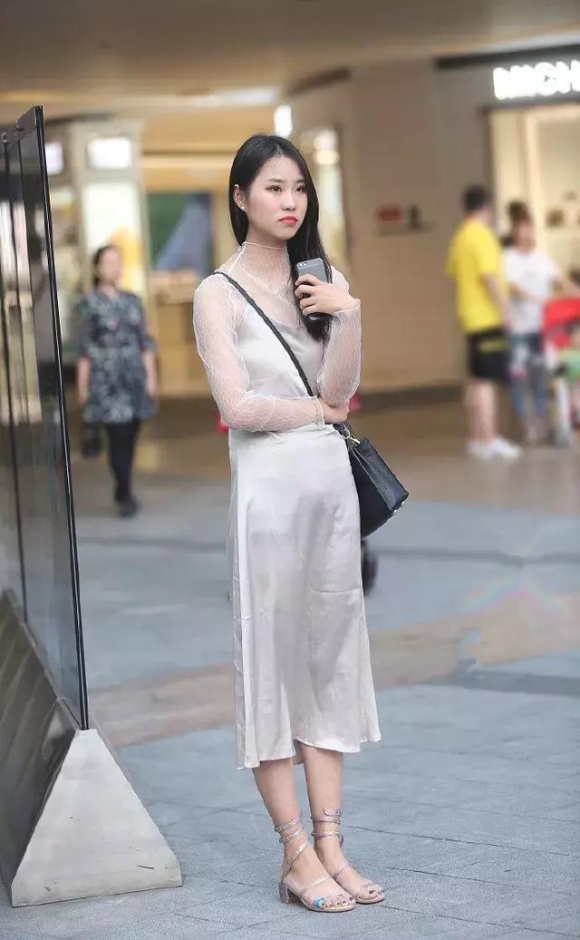 街拍小姐姐一件简单的T恤搭配牛仔短裤，少女感十足