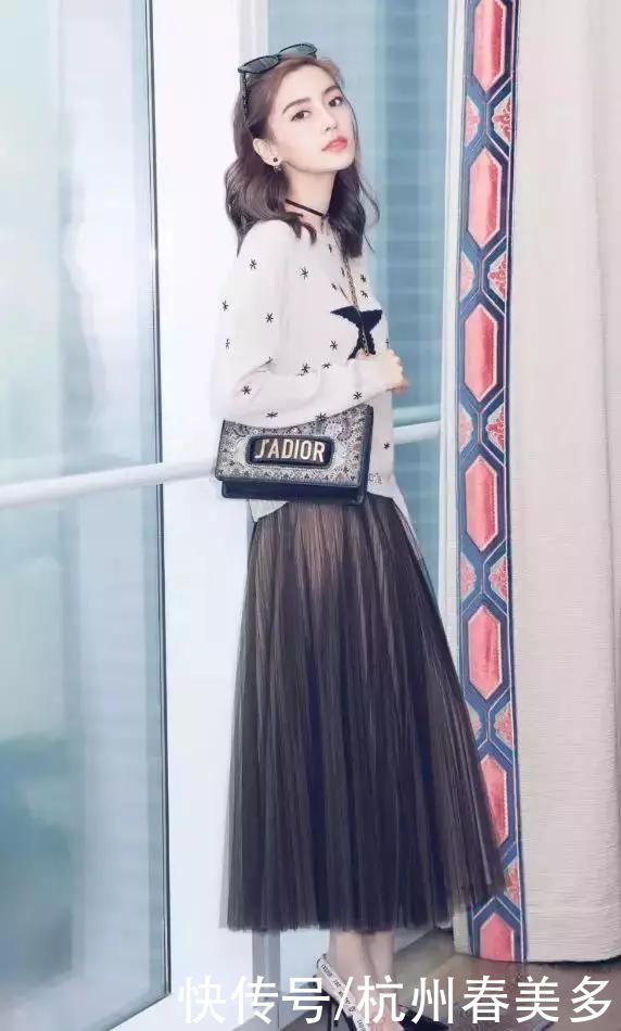 毛衣流行这么塞，修饰腿型还显高5cm