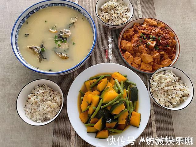 晒我家午餐，天气再热不将就，汤品菜肴丰富味美，七天不重样