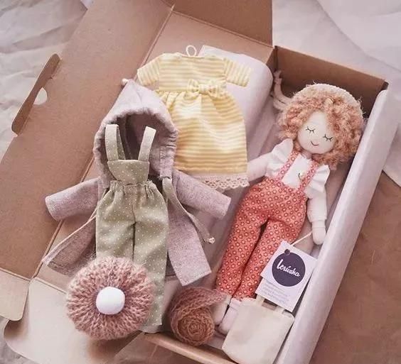 自制玩具熟练的妈妈用碎布给女儿做豪华的换装娃娃