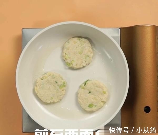 中筋面粉|土豆饼这样做，外香内软，咬一口香嫩可口，儿子隔三差五就要吃！