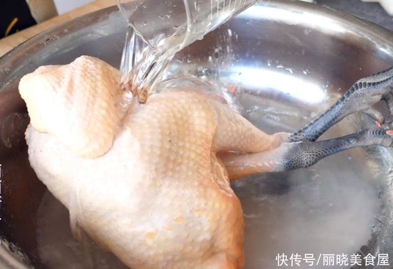 一整只鸡放锅中蒸一蒸，不加水不放油，汤鲜肉嫩，年夜饭吃真香