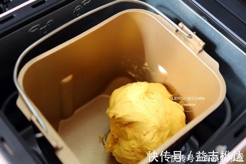 豆沙馅|多捏几下，豆沙包和花一样漂亮，过年端上桌，全家抢着拍照