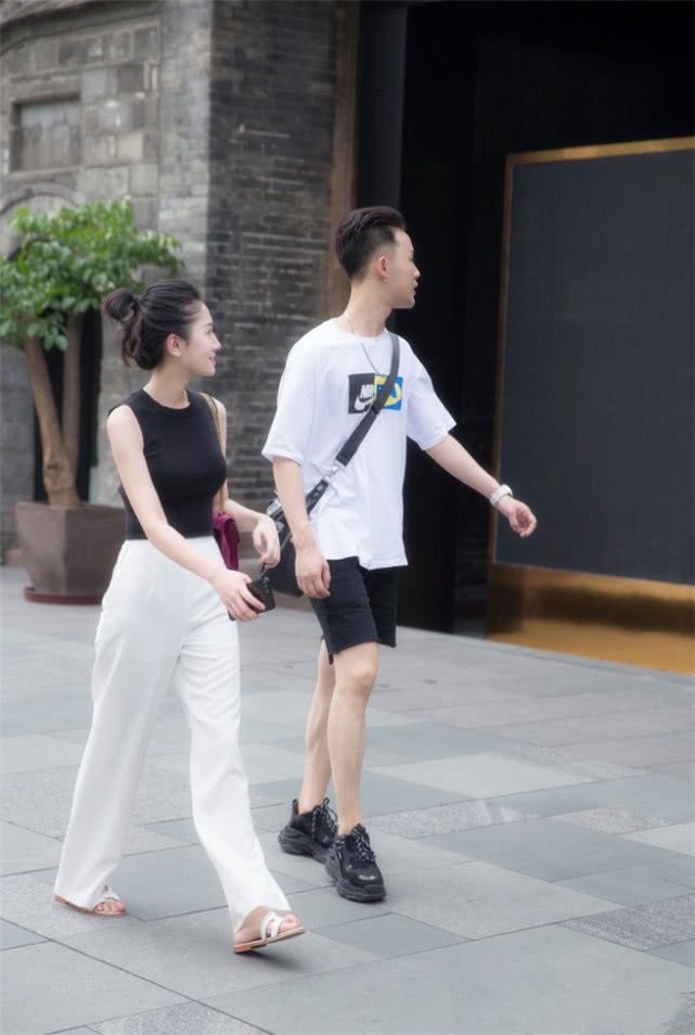 路人街拍青春时尚的小姐姐,街头彰显个性的穿搭,美得不像话!