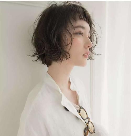 分享六款好看的短卷发，时尚大气灵动感十足，好打理还显脸瘦