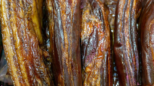 蒸腊肉不要直接上锅蒸，事前多加1个步骤，腊肉又香又入味还不咸