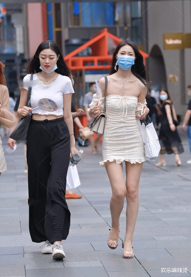 仙女风褶皱裙搭配蝴蝶耳坠，清新飘逸，灵动可爱