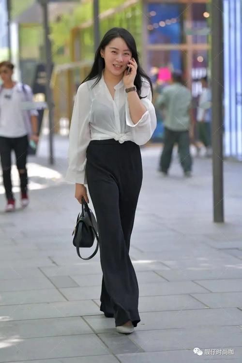 街拍：白色外套＋阔腿黑裤子，休闲又干练，修身效果也不错哦！
