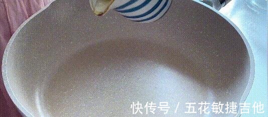 北方经典小吃韭菜盒子新做法，不和面不擀面，有滋有味一口酥香！