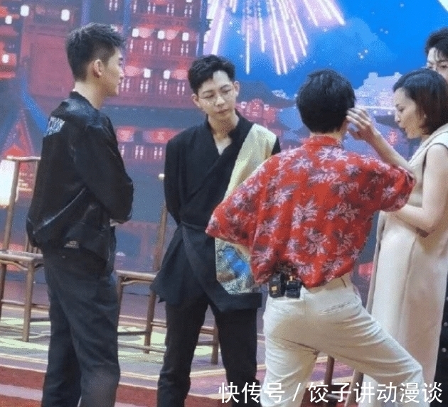 路透社|杨幂录新综艺被拍，衣服造型太酷了，无美颜下的腿围真是让人傻眼