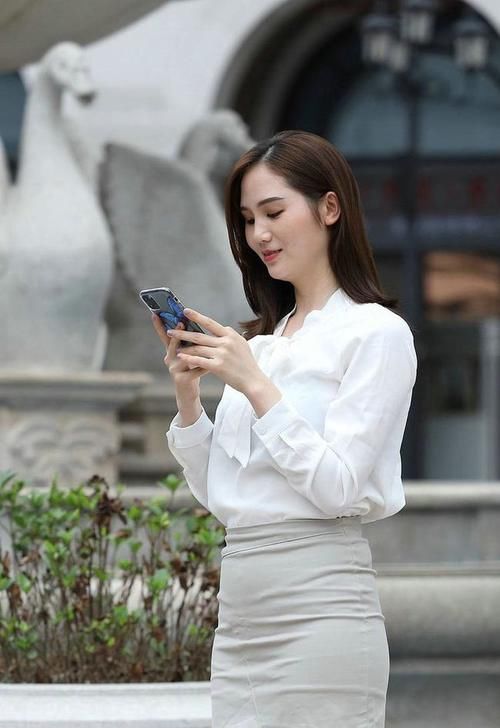 色系 白色真丝衬衫，搭配灰色包臀裙显得清新唯美，高级感十足