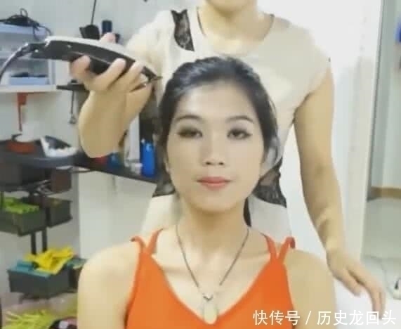 理发店|小姐姐去理发店,发型师手一抖剃了个光头,小姐姐哭着同意剃完