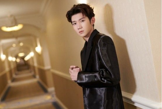 王源的歌可以让人感受到他的坚持，可以让你的生活有了光亮