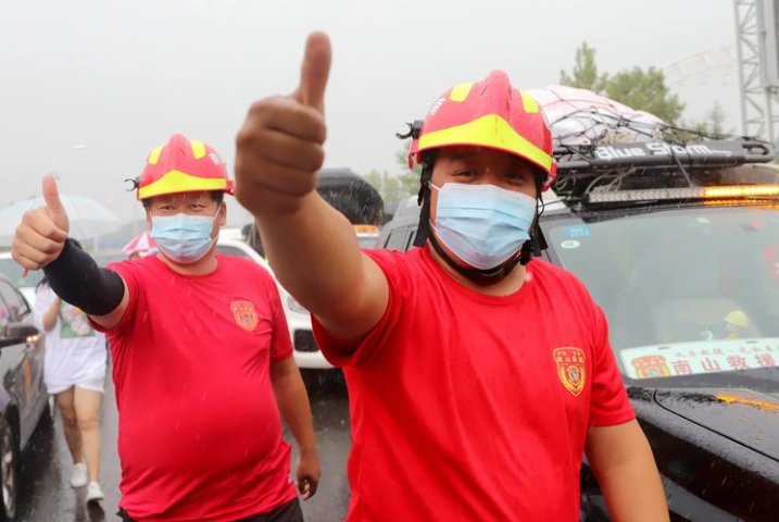 南山|南山交警为赴河南的南山救援队凯旋归来保驾护航