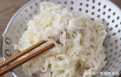 滋味|搭配简单的番茄炸酱,微酸的滋味让鸭肉更鲜美,炸酱面更美味!