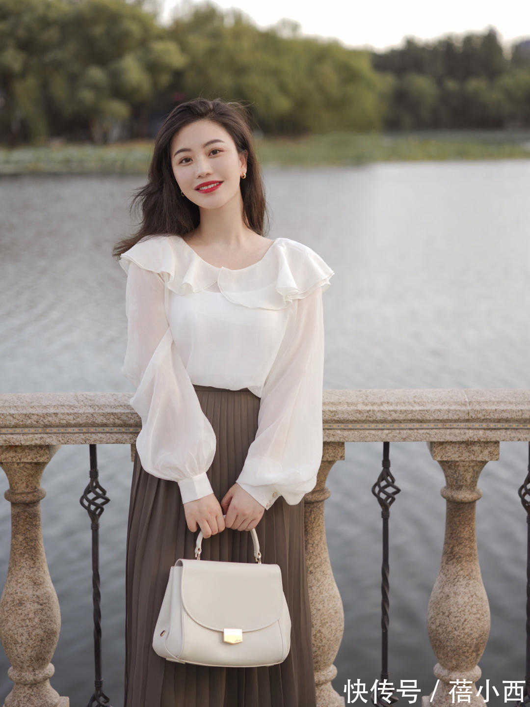 高跟鞋 开春不会穿?选择这4条半身裙就够了,简约高级还时髦,照穿就行