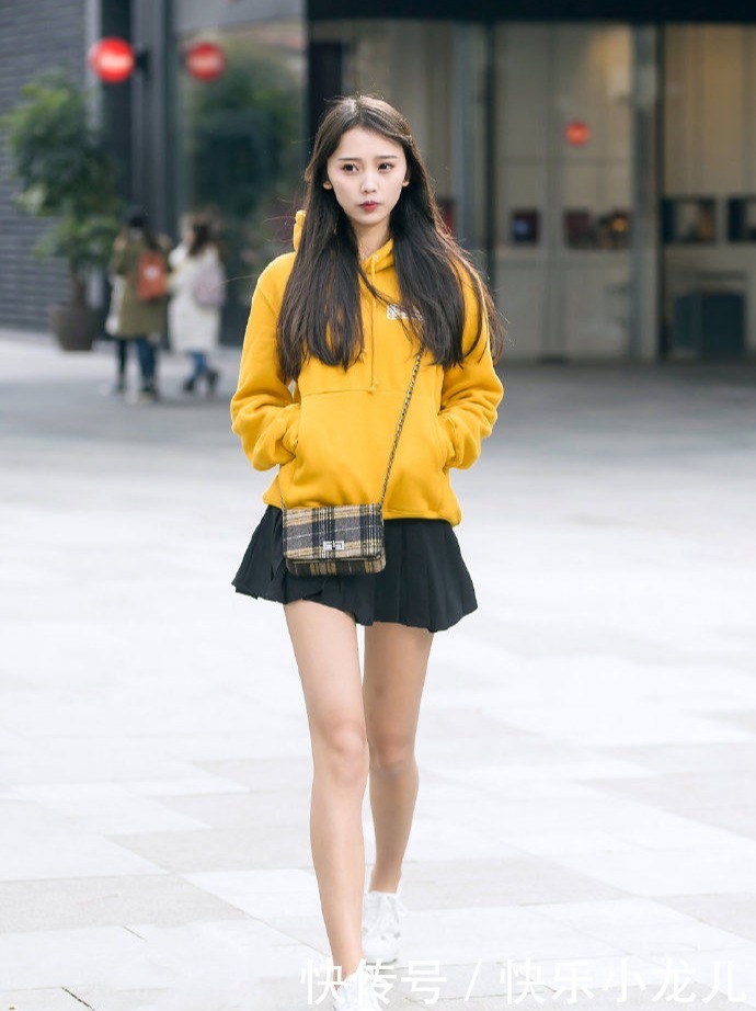 一看非常善良女人味十足，一张稚嫩的娃娃脸，还是女大学生的模样