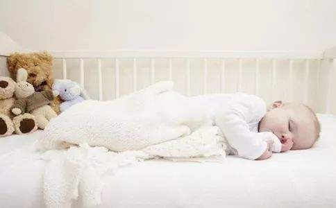 入睡|怎么引导宝宝晚上自主入睡的好习惯,不哄睡不奶睡且不吃夜奶