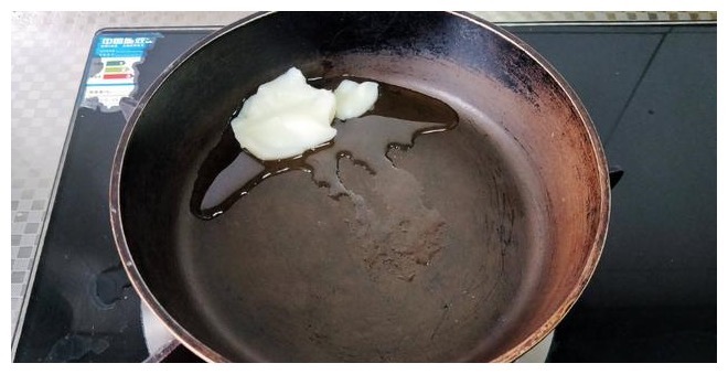 买了新铁锅别直接用，教你一招“懒人开锅法”，炒菜不粘寿命也长