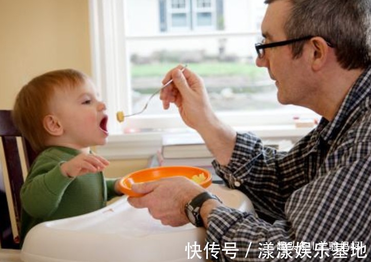 老辈人|宝宝多久能吃“成人饭”?不到“规定”年龄,父母别给孩子吃