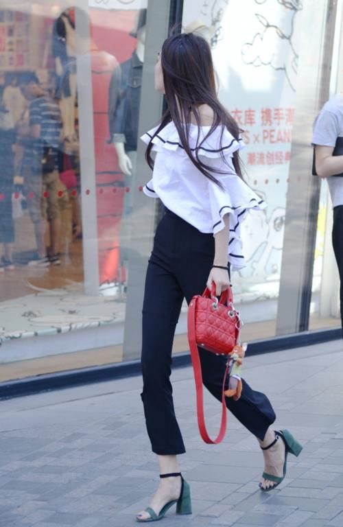 心花时尚秀:黑色九分高腰裤和白色一字肩,搭