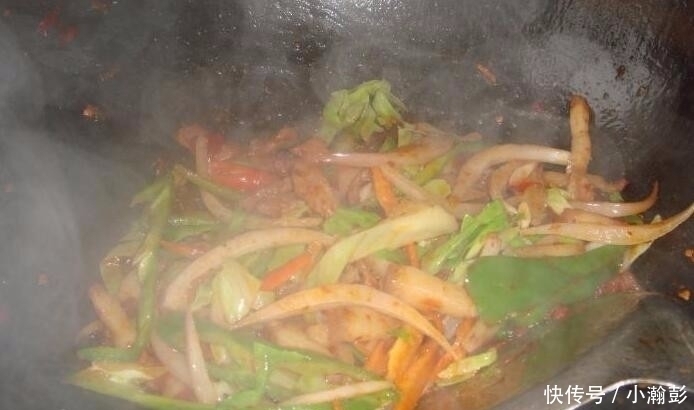 面条用水煮好吃?老师傅传一招,比炸酱面好吃百倍,一次能吃两碗