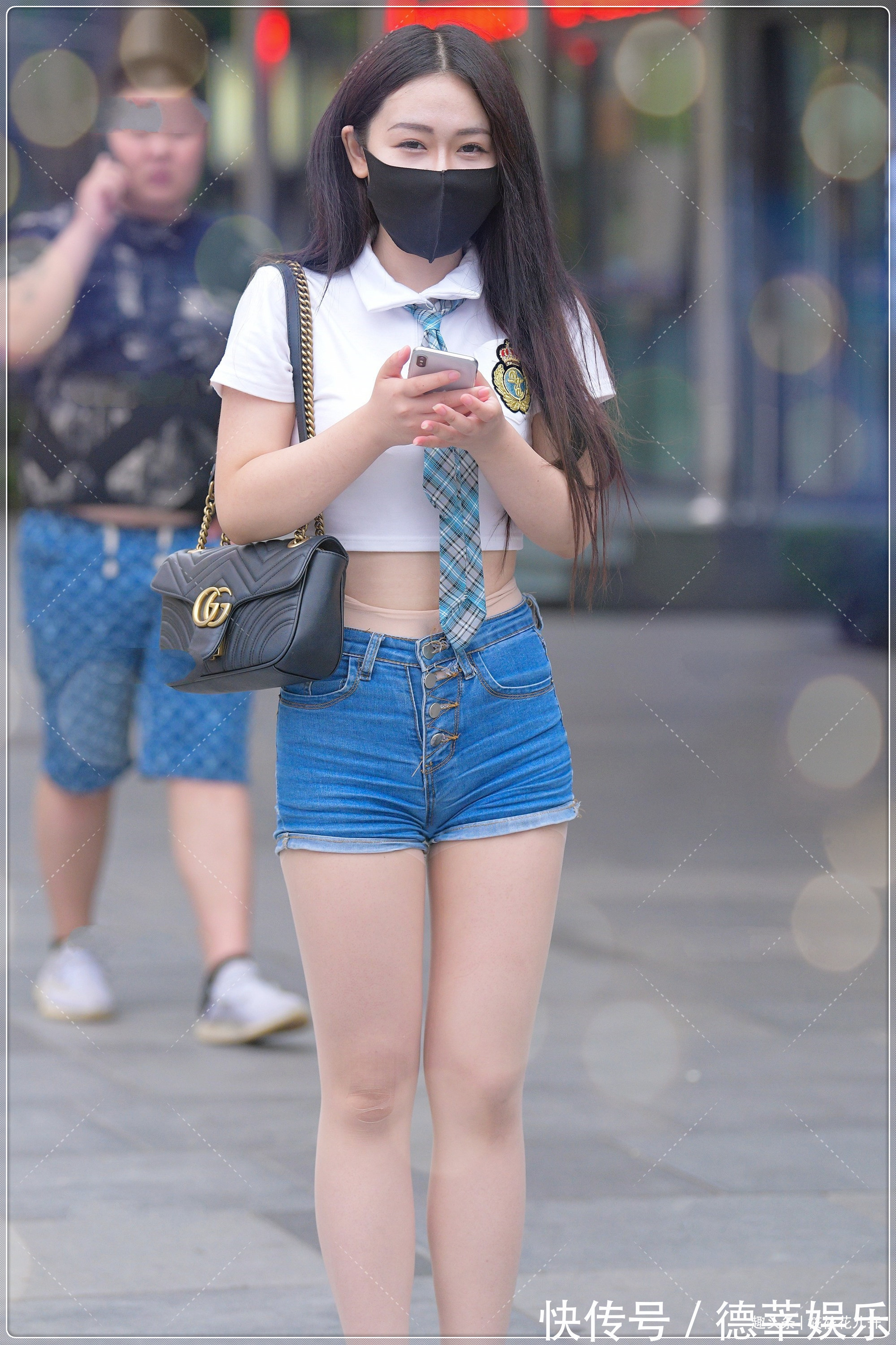 牛仔裤 白色短款紧身T恤,搭配短款牛仔裤,清新靓丽