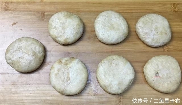 想吃麻酱烧饼吗老阿姨教你自己在家做，酥脆香甜，个个鼓大包
