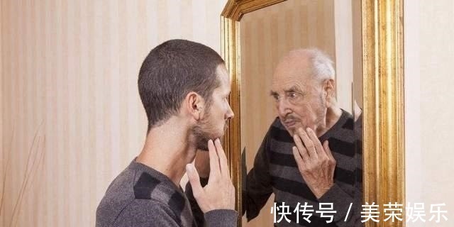 苏格拉底&研究显示:你实际的样子,至少比镜子中的自己丑三成