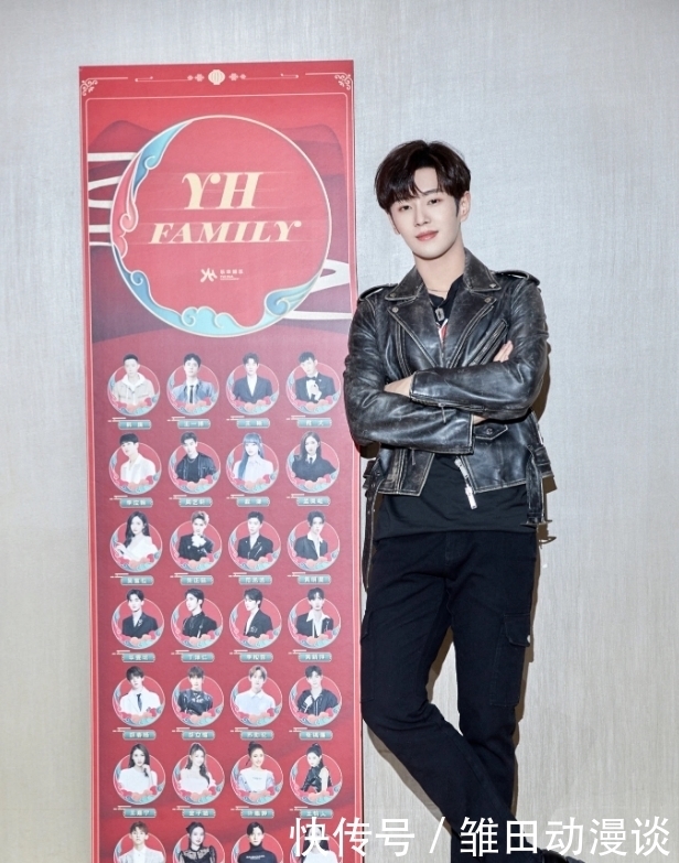 李汶翰新剧开机,穿黑皮夹克配卡通内搭,期待“周灿学长”来袭