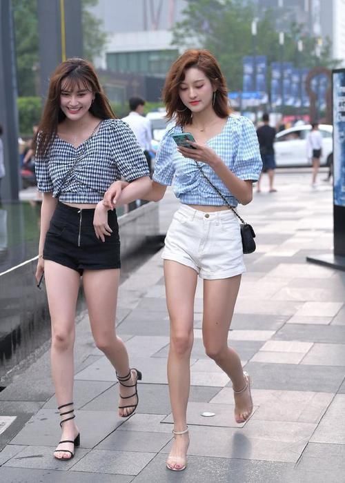 熙熙攘攘皆为时尚而来，闺蜜姐妹穿搭同款不同色，尽显不同的美感