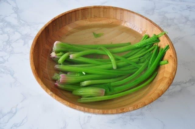 五十岁阿姨的创新菜,菠菜不吃叶光吃杆,焯一焯浇点油,好吃好看