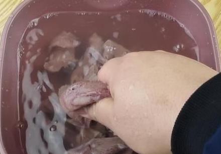 洗猪肝不能只用清水洗！记得多加1步，脏东西都跑光，吃着更放心