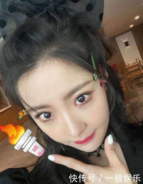 火炬 硬糖少女集体出动传递火炬,其他成员都用手传,唯独刘些宁与众不同