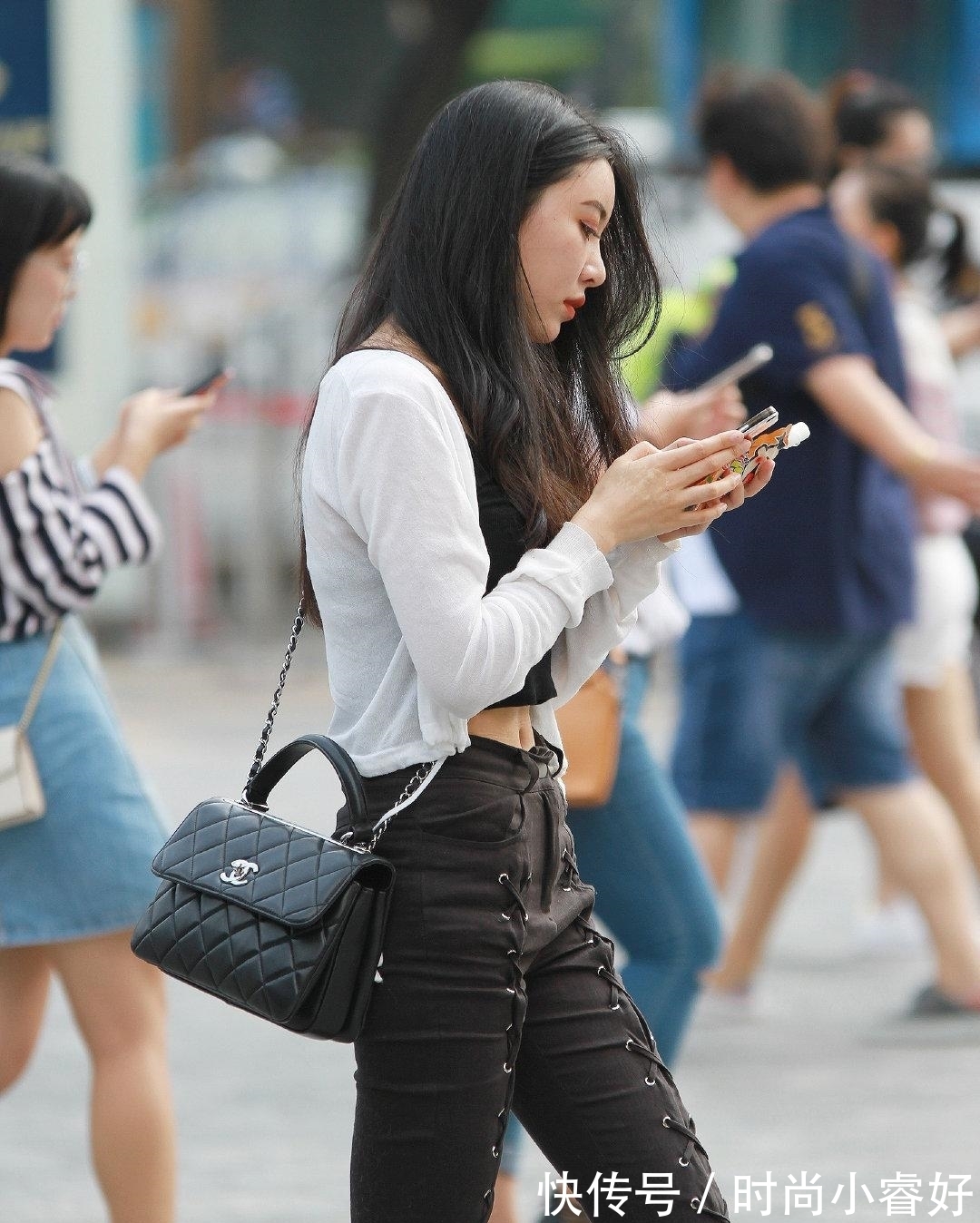 裙子 妹子嫌裙子不够精致,就“串上”一根鞋带,还能走得动吗