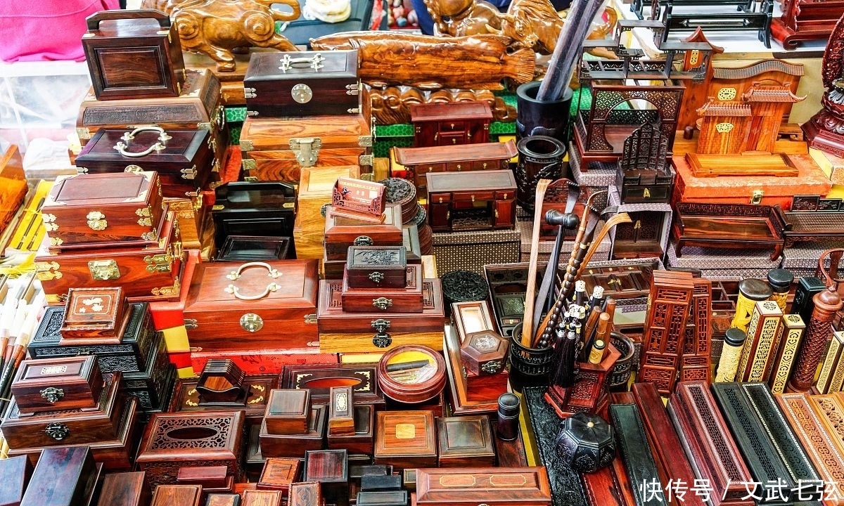 在潘家园捡漏不容易,只要你蹲下,就可能被卖家捡漏