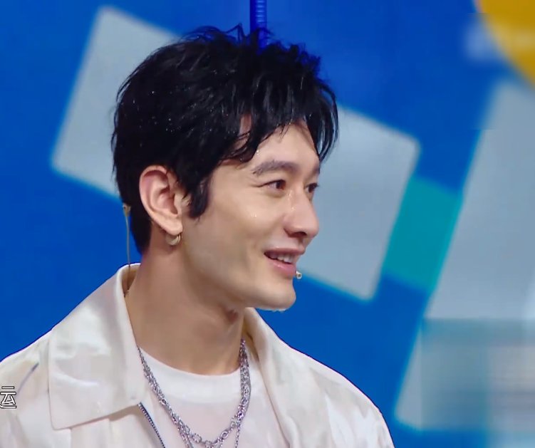 钟汉良黄晓明被泼水，素颜状态被镜头拍，两人“不老男神”无疑了