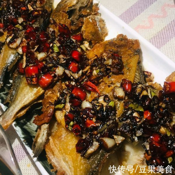 小米辣|三步搞定香酥葱香鲳鱼我家吃了十年，竟然还没吃腻