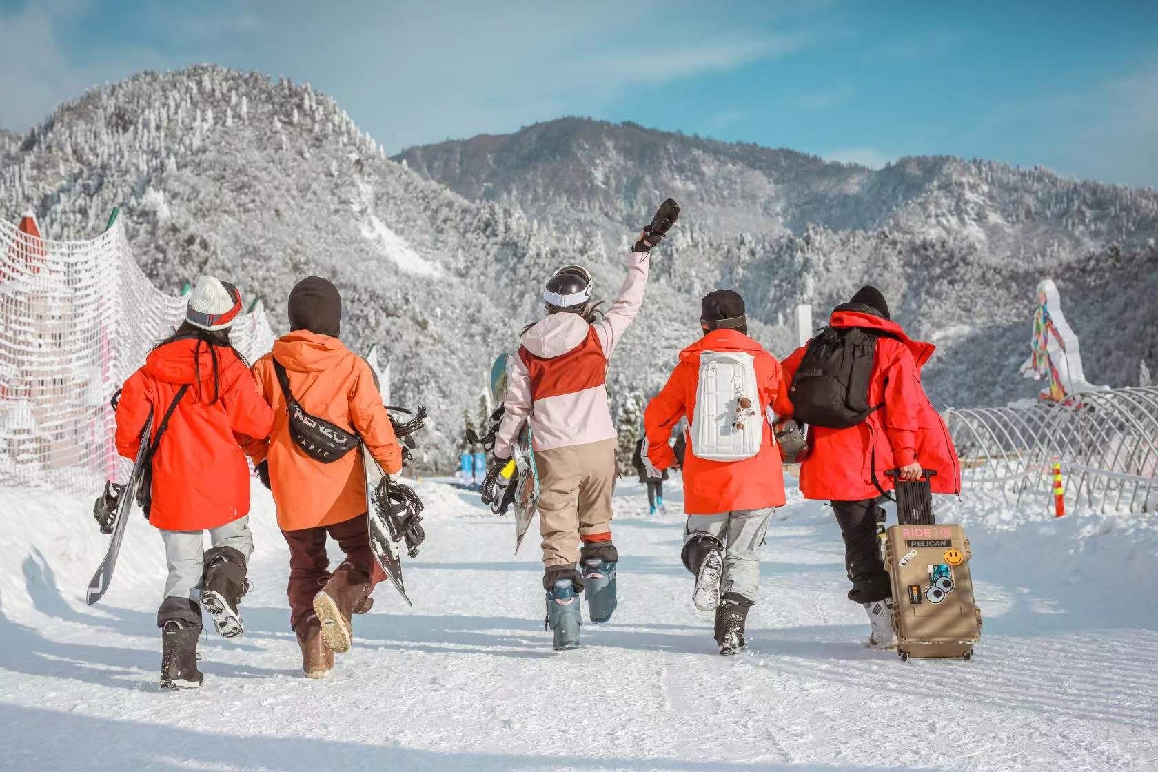 西岭雪山景区|成都今年最冷的时候将至，西岭雪山滑雪场本周末开放滑雪