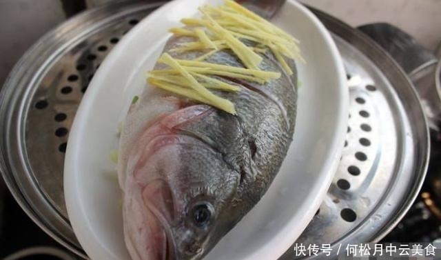 清蒸鲈鱼时，先淋酱油还是先淋豉油多加一步，鱼肉鲜嫩入味