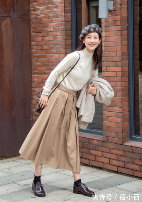博主 春天穿“百褶裙”最优雅!建议多搭配针织衫,西装外套时髦又高级