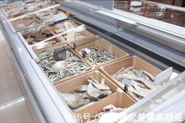 不管解冻什么鱼,都别直接用水泡,渔民教你一妙招,跟活鱼一样鲜