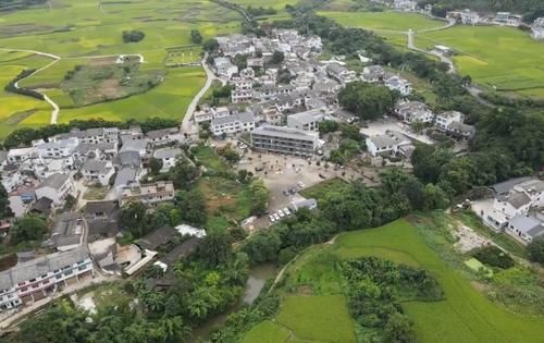 贵州兴义百年古村落，景观奇特内容丰富，村口集市很闹热