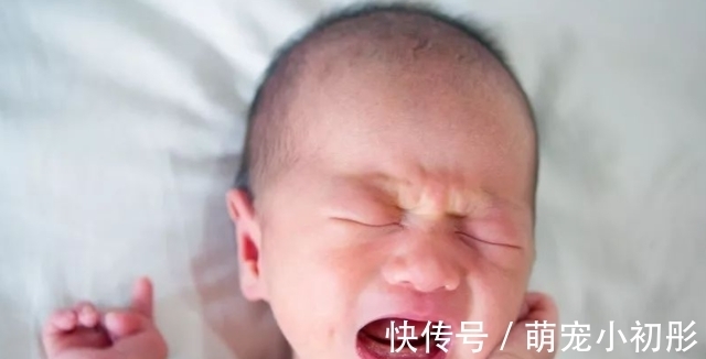 手眼|“啃手”与“不啃手”的宝宝,差别比想象中多,戒掉需注意方法