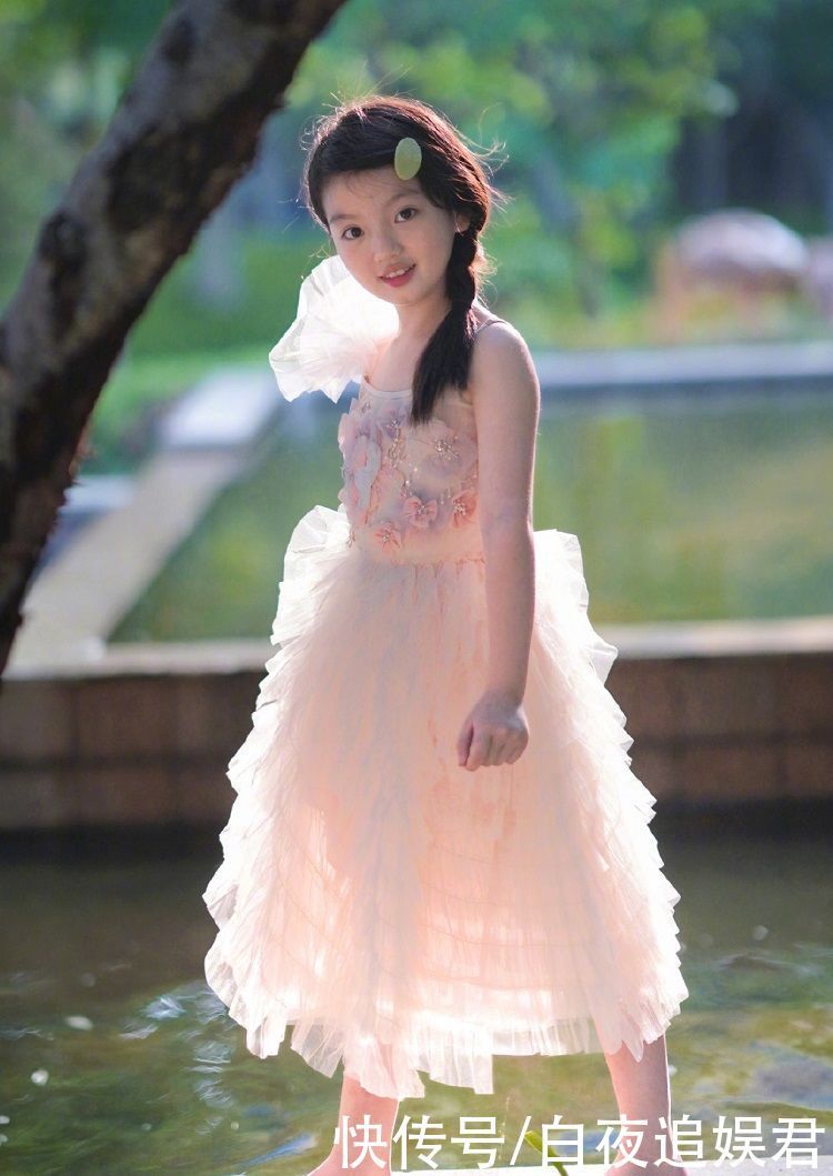 9岁的阿拉蕾晒近照，与妹妹同框合影好可爱，姐妹俩像共用一张脸